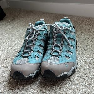 Oboz women’s Sawtooth II low waterproof teal hiking shoes - LIKE NEW SZ 8